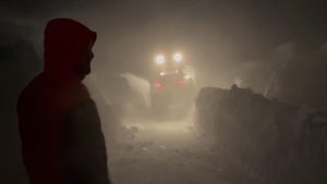 Ağrı’da tipide araçlarında mahsur kaldılar