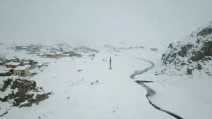 Ağrı’da Yazıcı Barajı’nda Buz ve Sis Manzarası