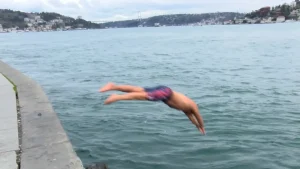 Akıntıburnu Yüzücüleri Yeni Yılı Denizde Karşıladı