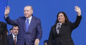 AKP’ye geçti, Erdoğan’ı taklit etmeye yetişemedi