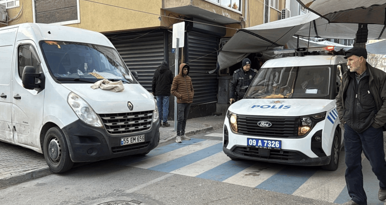 Akraba pazarcıların silahlı yer kavgası; 3 yaralı