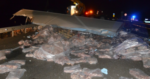 Aksaray’da et yüklü tır bariyere çarptı: Sürücü hayatını kaybetti