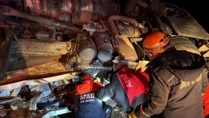 Aksaray’da Tır Devrildi: Sürücü Hayatını Kaybetti