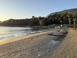 Akyaka Sahilinde Deniz Suyu Çekildi