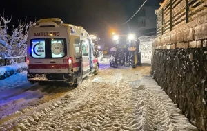 Ambulans Kar Manzarasında Kara Saplandı