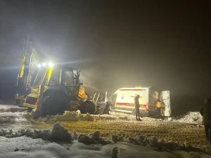 Ambulans Kar Yağışında Mahsur Kaldı