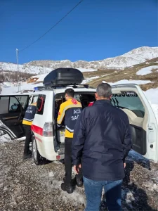 Ambulans Karla Mahsur Kaldı