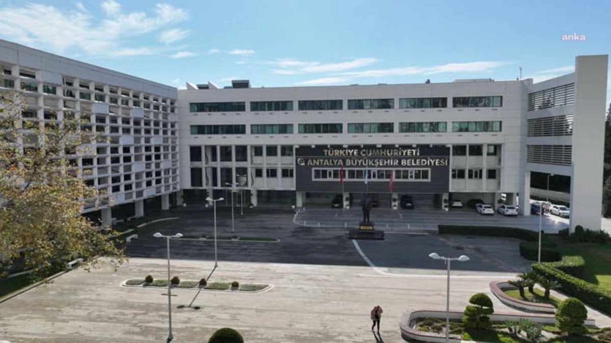 Antalya Büyükşehir Belediyesi’ne operasyon: 14 gözaltı