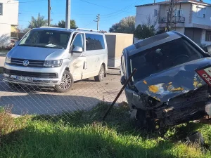 Antalya’da Otomobil ile Minibüs Çarpıştı