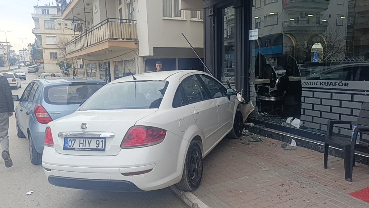 Antalya’da otomobil, müşterinin bulunduğu kuaför dükkanına daldı