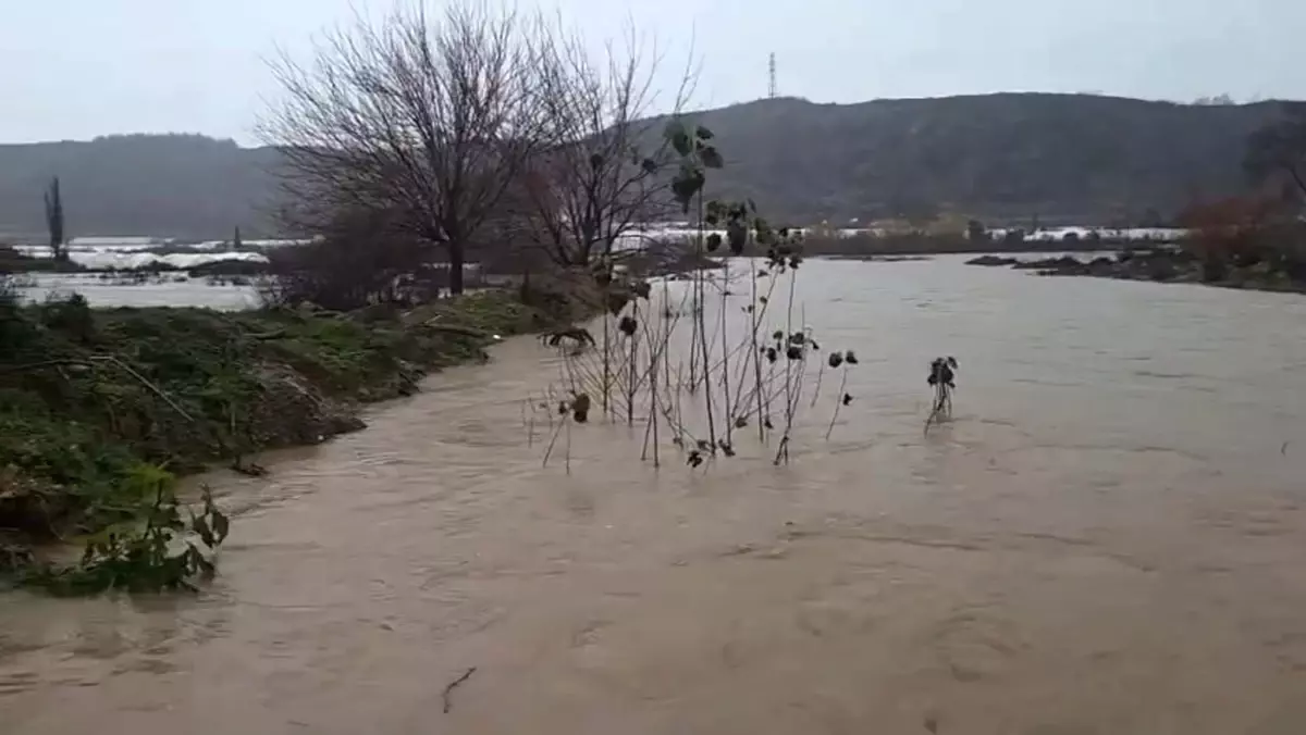 Antalya’da Sel Felaketi: Yollar Göle Döndü