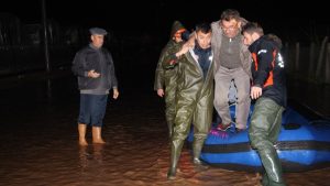Antalya’da tarım arazilerini su bastı, mahsur kalanlar kurtarıldı