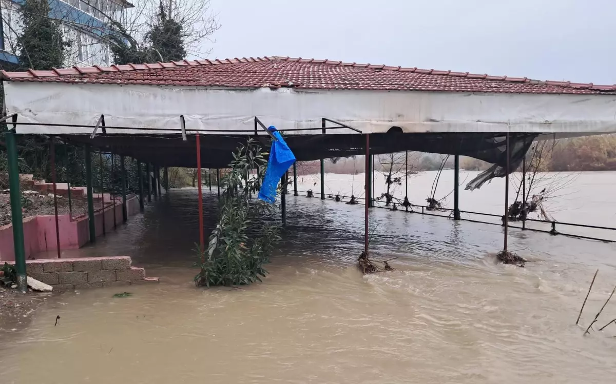 Antalya’da Yağmur Taşkınlara Neden Oldu