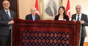 Apo’nun Bahçeli’ye hediyesi  kilimin TV’de falına baktılar