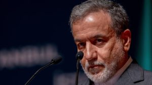 Arakçi’den Zelensky’ye: Dünya, bu şaşkın palyaçolardan bıktı