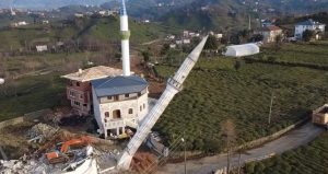 Arazi kavgası camiyi yıktırdı! Rize’de tapu kavgası