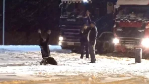 Ardahan’da TIR Şoförleri Yeni Yılı Kar Altında Kutladı