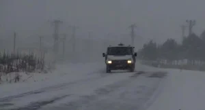 Ardahan’da Yoğun Kar Yağışı ve Tipi: Okullar Tatil Edildi, Pansiyonun Çatısı Uçtu
