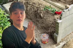 Arkadaşları Atlas’ın mezarına gül ve şeker bıraktı