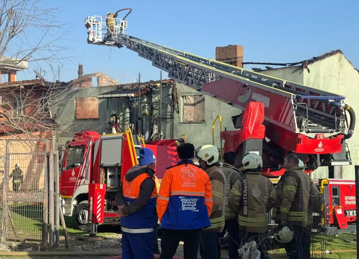 Arnavutköy’de 2 Katlı Binada Yangın Çıktı