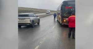 Arnavutköy’de İETT otobüsü bariyerlere çarptı