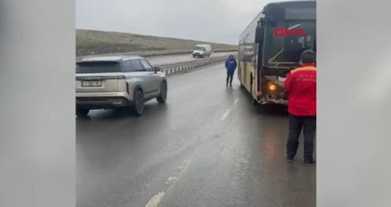 Arnavutköy’de İETT otobüsü bariyerlere çarptı