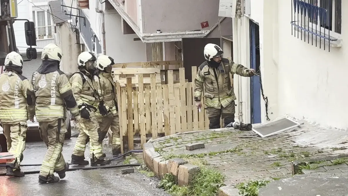 Arnavutköy’de Yangın: 2 Kişi Dumandan Etkilendi
