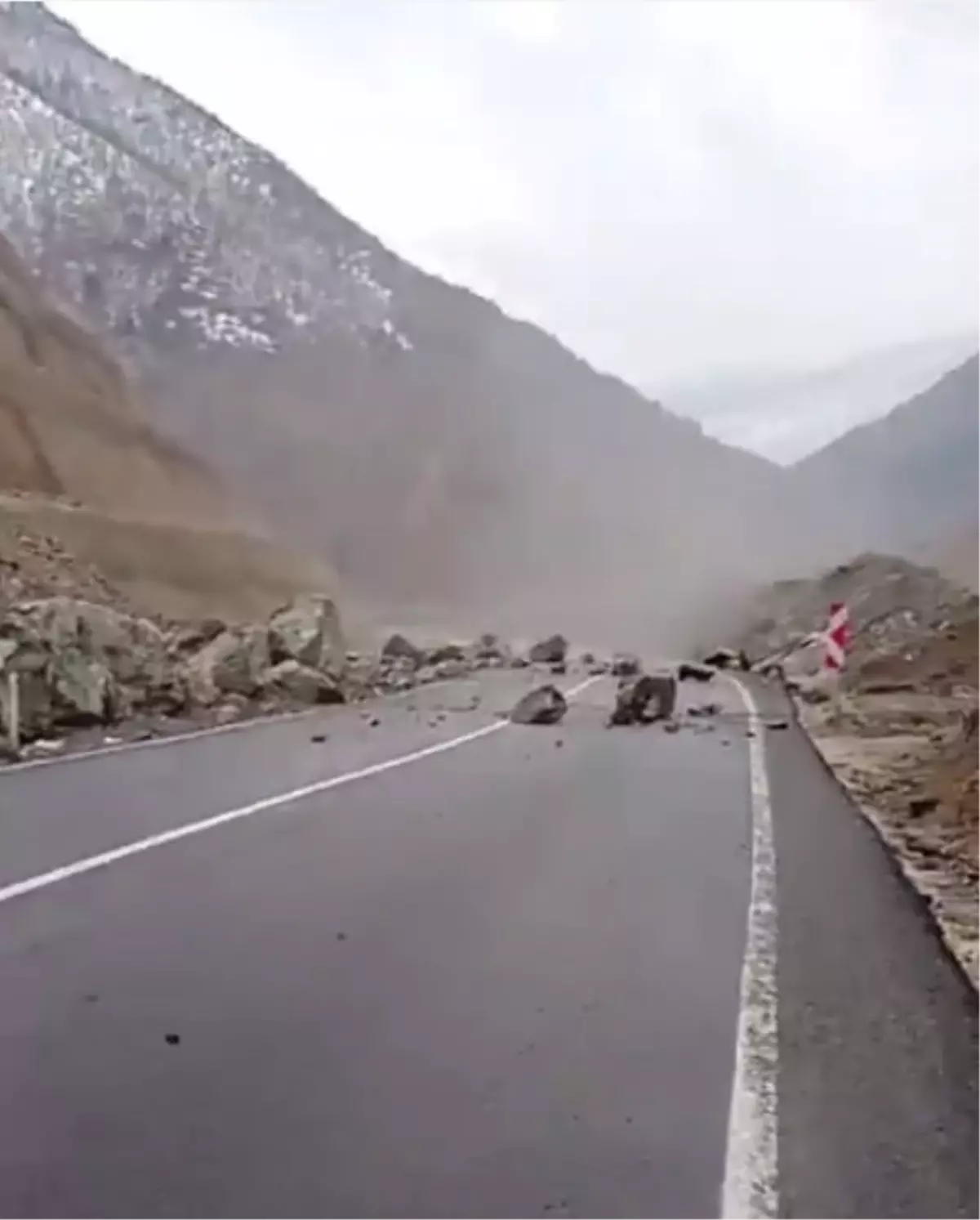 Artvin-Şavşat Yolu Heyelan Nedeniyle Kapandı