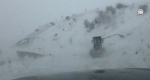 Artvin’de çığ: Vali, ‘Altında çobanların kalmış olabileceği ihbarı var’ dedi!