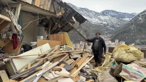 Artvin’de Heyelan Evi Yıktı