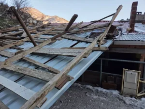 Artvin’de Şiddetli Rüzgar Çatı Uçurdu