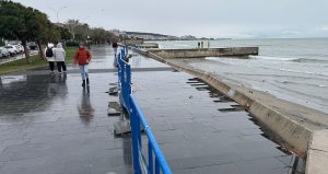 Atakum’da fırtına sahil duvarını yıktı