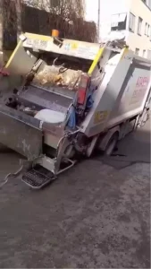 Ataşehir’de Çöp Kamyonu Çukura Düştü