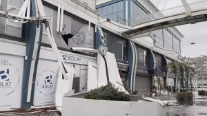 Avcılar’da Fırtına, İş Merkezi Çatısını Uçurdu