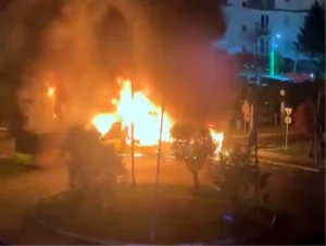 Avcılar’da Park Halindeki İETT Otobüsünde Yangın Çıktı