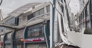 Avcılar’da şiddetli rüzgar iş merkezinin çatısını uçurdu