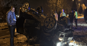 Aynı kavşakta yarım saat arayla 2 otomobil takla attı: 3 yaralı