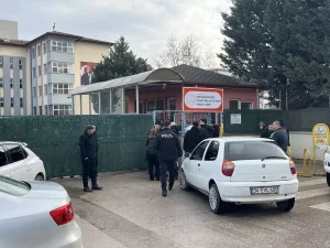 Baba, kızı için şantajcıyı okulda rehin aldı