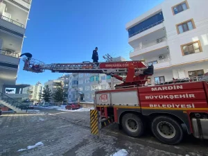 Balkonda Mahsur Kalan Kadın Kurtarıldı