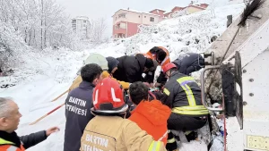 Bartın’da Çöp Kamyonu Kazası: İşçi Yaralandı