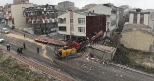 Başakşehir’de kontrolden çıkan vinç yüklü tır binaya çarptı: 30 kişi tahliye edildi