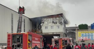 Başiskele’de beton santralinde çıkan yangında iki işçi dumandan etkilendi