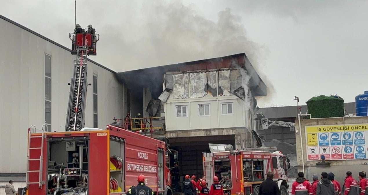 Başiskele’de beton santralinde çıkan yangında iki işçi dumandan etkilendi
