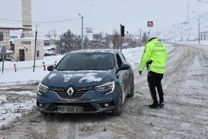 Bayburt-Erzurum Yolu Çığ Nedeniyle Kapandı