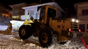 Bayburt’ta TIR Şoförü Kar Mahsurundan Kurtarıldı