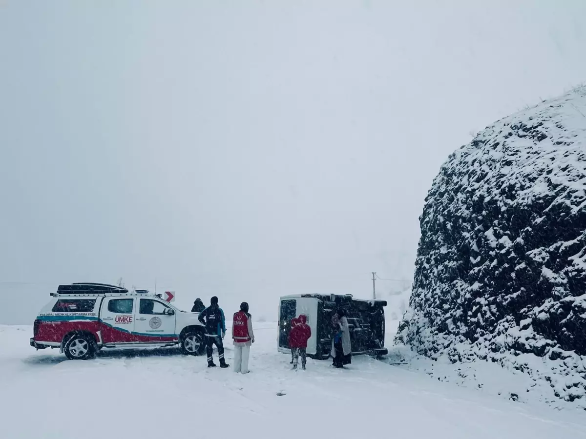Baykan’da Yolcu Minibüsü Devrildi, 6 Yaralı
