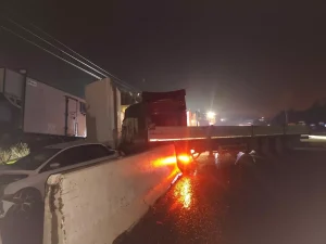 Belen’de Tır Park Halindeki Araçlara Çarptı