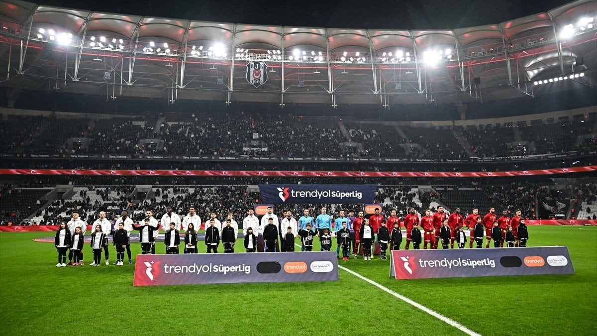 Beşiktaş tribünlerinden istifa sesleri