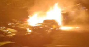 Beşiktaş’ta park halindeki otomobiller alev alev yandı