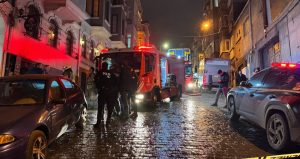 Beyoğlu’nda bir otelin girişinde yangın